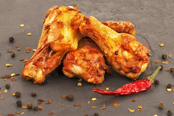 Tavuk Kanadı Kırmızı Sıcak Biber Biber Karabiber Arduvaz Arka Plan — Stok fotoğraf