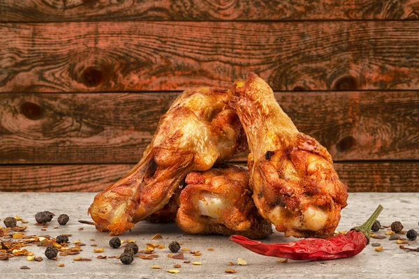 Ali Pollo Con Peperoncino Rosso Sale Granturco Tavola Legno Sullo — Foto Stock