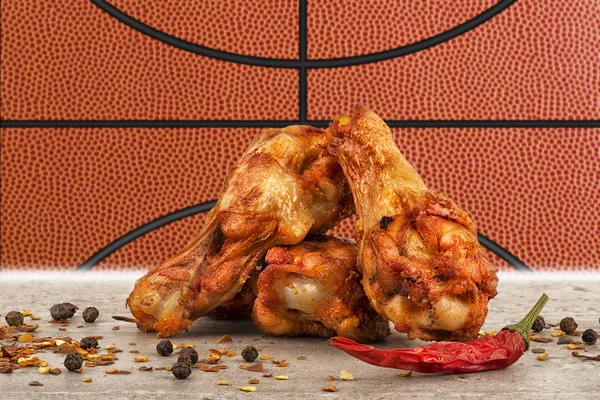 Asas Frango Com Pimenta Vermelha Sal Pimenta Bola Basquete Imagem — Fotografia de Stock