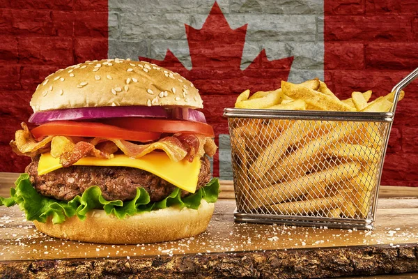Ostburgare Med Bacon Kanada Flagga Tegelväggen Bakgrunden — Stockfoto