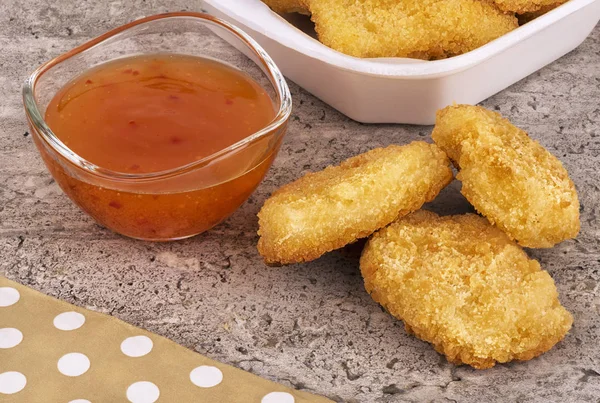 Chicken Nuggets Mit Süß Saurer Saucenschale Auf Betongrund Fastfood Konzept — Stockfoto
