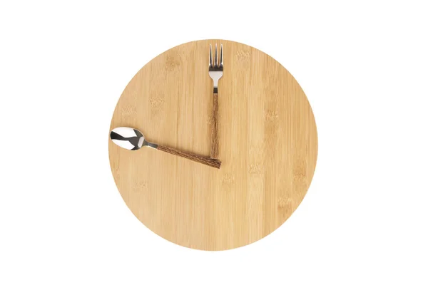 叉子和勺子放在一个圆形的木板上 以表明午餐作为时钟的时间 — 图库照片