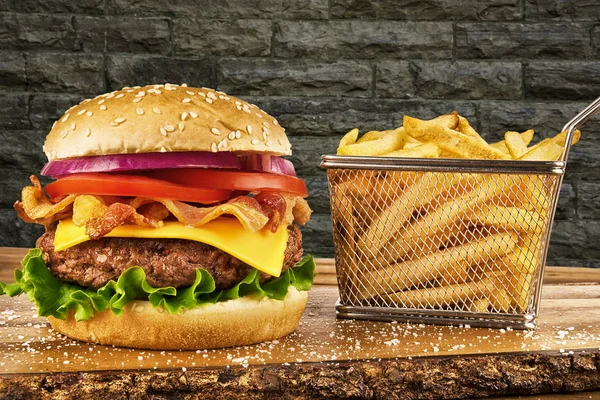 Hamburguesa Con Tocino Una Cesta Papas Fritas Muro Ladrillo Fondo — Foto de Stock