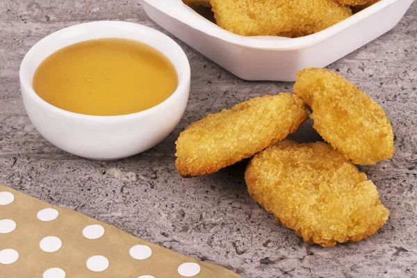 Chicken Nuggets Mit Einer Süßen Saucenschale Werden Auf Einem Betongrund — Stockfoto