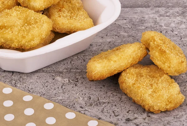 Nuggets Kurczaka Usuwane Betonowe Podłoże Koncepcja Fast Food — Zdjęcie stockowe