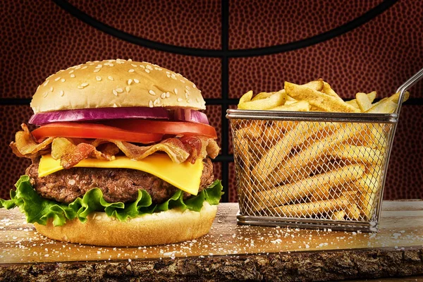 Ostburgare Med Bacon Och Korg Med Pommes Frites Basket Ball — Stockfoto