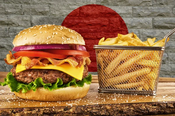 Cheeseburger Con Pancetta Cesto Patatine Fritte Bandiera Del Giappone Muro — Foto Stock