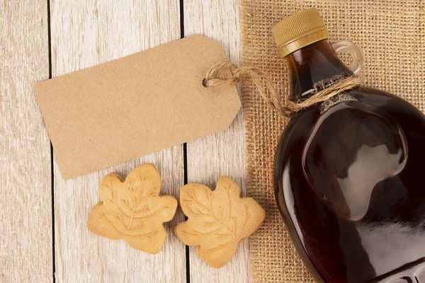 Maple Siroop Fles Een Houten Plank Esdoorn Bladeren Decoratie Ruimte — Stockfoto