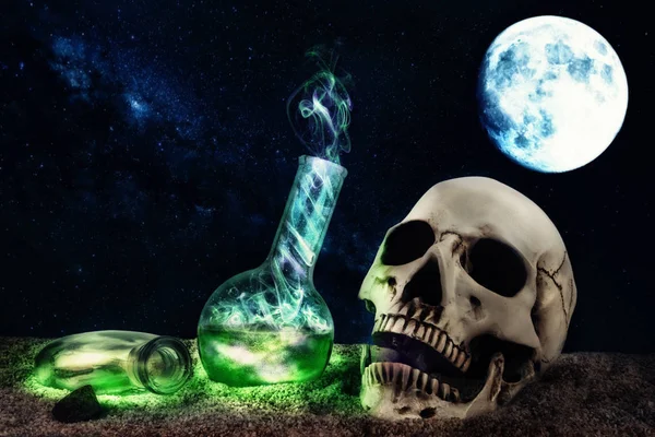 万圣节组成在沙漠场景与头骨和神秘的吸烟瓶 背景满月 — 图库照片
