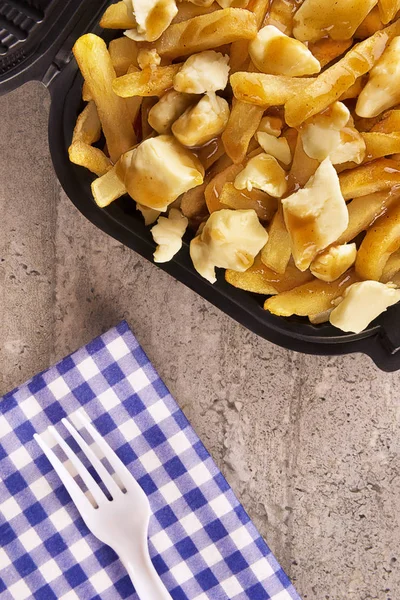 Poutine Contenitore Asporto Cucinato Con Patatine Fritte Sugo Manzo Formaggio — Foto Stock