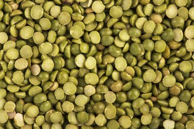 Pişmemiş yeşil bölünmüş bezelye arka plan dokusu üst görünümü. Metniniz için alan kopyalama.
