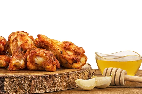 Alitas Pollo Con Dientes Ajo Tazón Miel Fresca Sobre Una — Foto de Stock