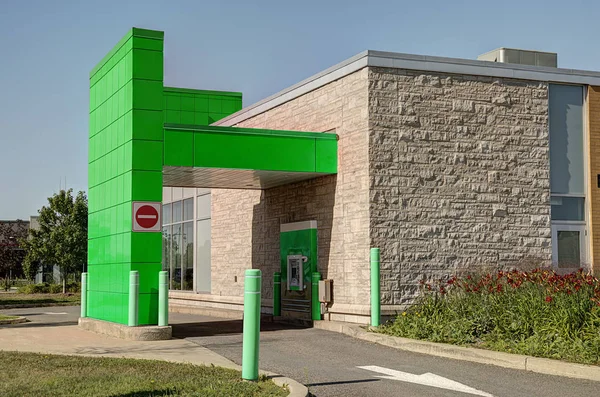 Banco Drive Thru Dia Ensolarado Verão Céu Azul Fundo — Fotografia de Stock