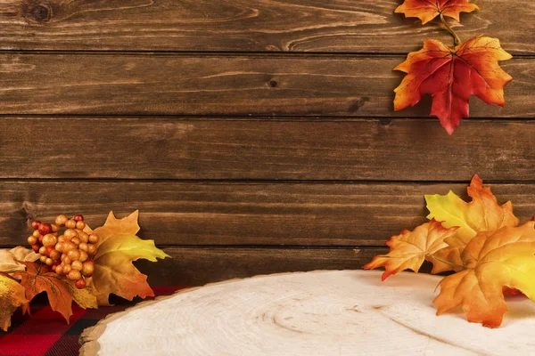 背景に木製の板と秋の装飾 カエデの葉を飾る テキストの領域をコピーする — ストック写真