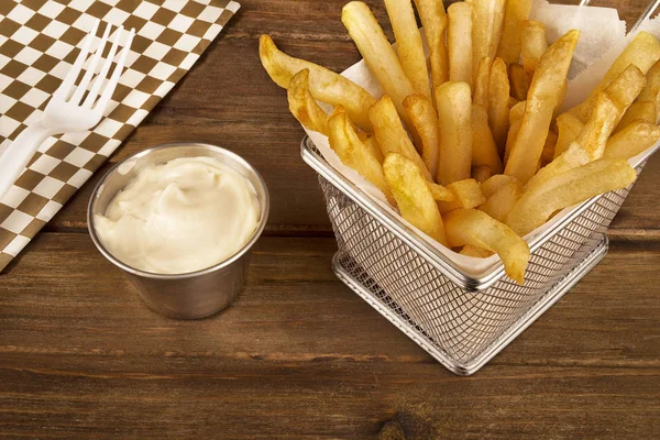 Pommes Frites Korg Och Skål Med Majonnäs Trä Textur Tabell — Stockfoto