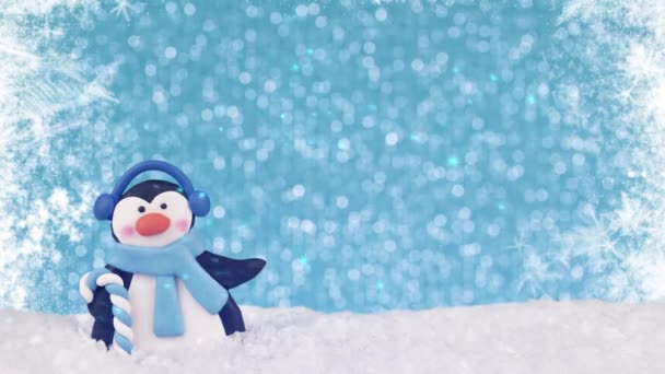 靠近一只企鹅 蓝色的Bokeh灯在背景和下降雪 圣诞贺卡概念 — 图库视频影像