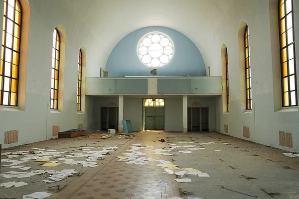 Interior Uma Igreja Velha Abandonada Luz Brilhando Pelas Janelas — Fotografia de Stock