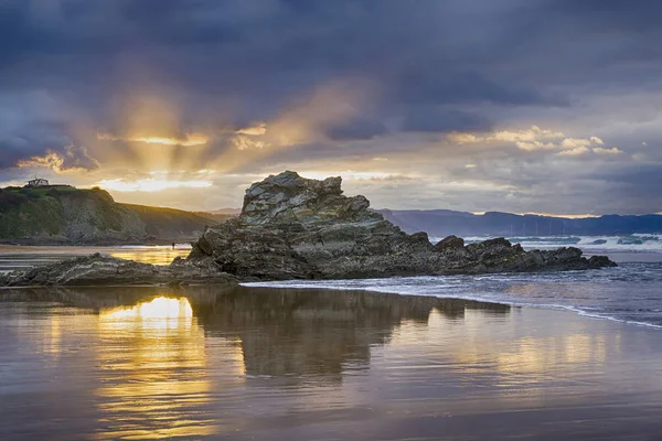 Crepúsculo Praia Arrietara Sopela País Basco Espanha Com Uma Rocha — Fotografia de Stock