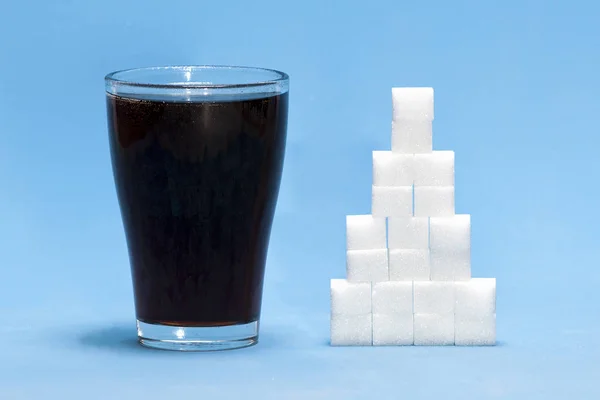 以可乐为概念的糖块在饮料中的糖分过多 免版税图库图片