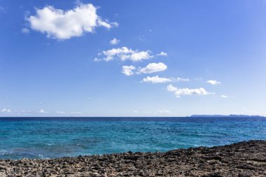 Kıyı şeridi, deniz, ada, gökyüzü ve cluds oluşan deniz manzarası