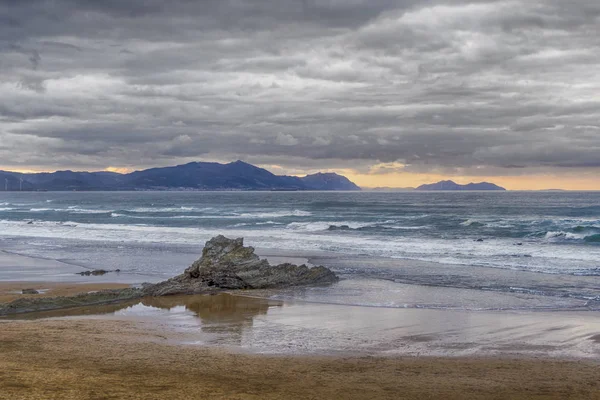 Arrietara ビーチ Sopela バスク スペインで嵐の空 岩とイメージを支配 — ストック写真