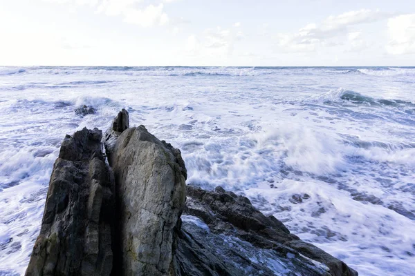 Waves breaking on the rock — Stock Photo, Image