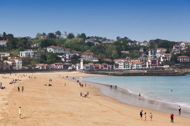 Saint Jean de Luz plajı, Fransa 'nın güneyinde yer alır.