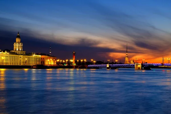 Utsikt över Saint Peterburg på nigh — Stockfoto