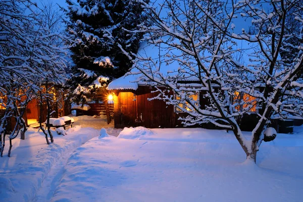 Trähus i vinterskog — Stockfoto