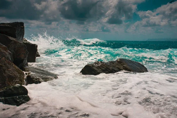 Wawe deniz fırtınası ufuk sıçramalarına. Ligurya Denizi. — Stok fotoğraf