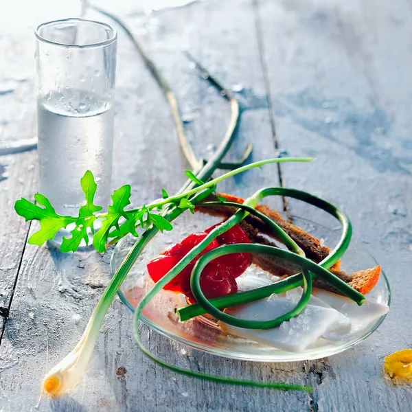 Vaso con vodka en la mesa en la naturaleza — Foto de Stock