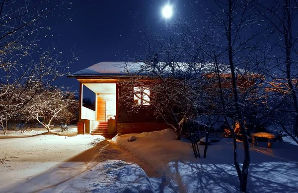 Ξύλινο σπίτι στο δάσος του χειμώνα. το βράδυ. φως του φεγγαριού — Φωτογραφία Αρχείου
