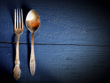 Vintage çatal ve kaşık. Ahşap arka plan üzerinde. Üstten görünüm.