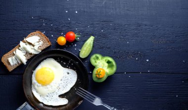 Sabah kahvaltı... Siyah bir ahşap arka plan üzerinde