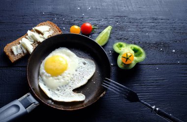 Sabah kahvaltı... Siyah bir ahşap arka plan üzerinde