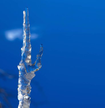 Bahar Icicle el zafer işareti. Gökyüzü, bulutlar