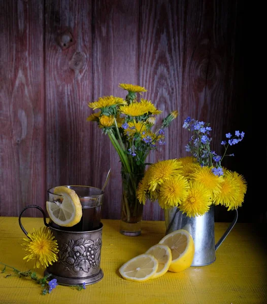 Tassenhalter Tee mit Zitrone, Zucker und Löwenzahnblüten — Stockfoto