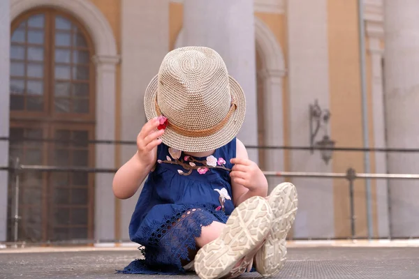 Портрет елегантної маленької дівчинки в квітковому капелюсі Стокова Картинка