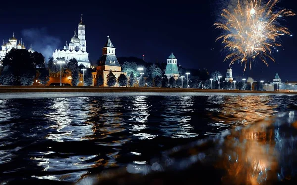 Fogos de artifício sobre o Kremlin, Moscovo, Rússia. Verão Fotos De Bancos De Imagens