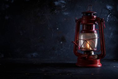 Koyu arka planda kırmızı eski gaz yağı feneri .