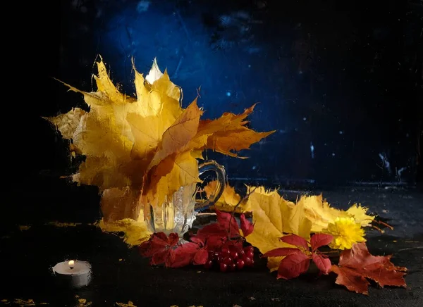Bouquet von Ahornblättern. Tropfen auf das Glas. Kerze — Stockfoto