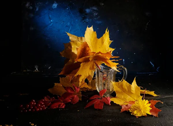 Bouquet von Ahornblättern. Tropfen auf das Glas. Kerze — Stockfoto