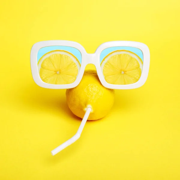 Deli limon limon dilimleri yansıması ile beyaz güneş gözlüklü bir saman ile. En az güzellik ve moda yaz ruh kavramı. Son moda parlak renkler.