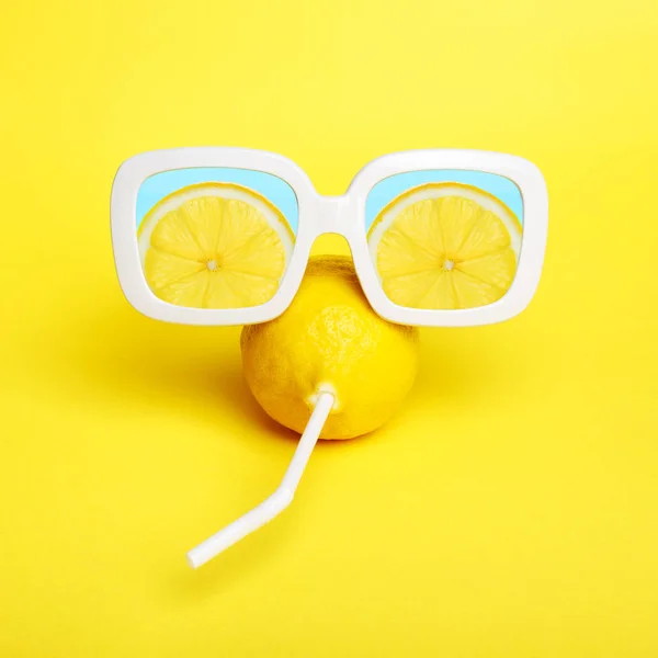 Crazy Zitrone Mit Einem Strohhalm Weißer Sonnenbrille Mit Zitronenscheiben Spiegelung Stockfoto