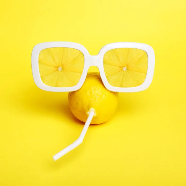 Vintage güneş gözlüğü Tropic limon limon ile yansıma dilimler. En az moda yaz ruh kavramı. Trendy tek renkli sarı.