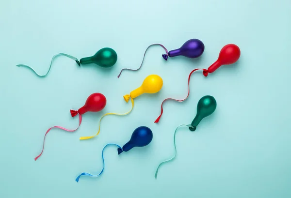 Mavi renkli balonlar spermatozoid şeklinde. Son moda parlak renkler, en az tarzı. Sperm hareket, bağış kavramı. Soyut düz yatıyordu. 