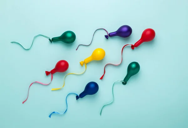 Bunte Luftballons Spermatozoider Form Auf Blauem Grund Trendige Helle Farben Stockbild