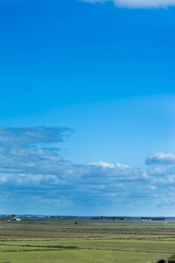 Mavi gökyüzü ve beyaz bulutlu kırsal alan