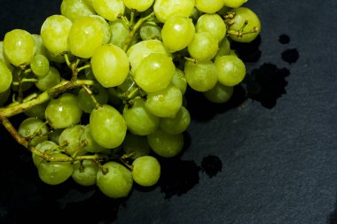 Lezzetli ve taze beyaz üzüm demet