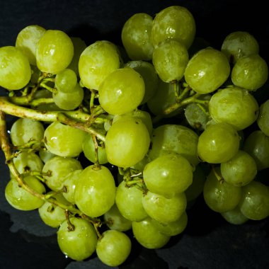 Lezzetli ve taze beyaz üzüm demet